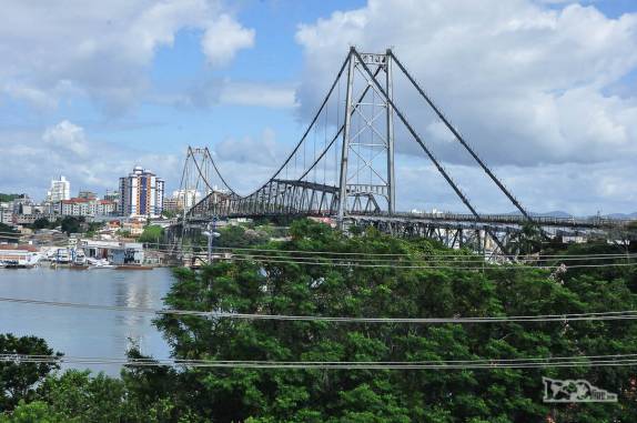 Vista do mirante de observação, a famosa ponte Hercilio Luz, que liga Florianópolis ao continente, em Santa Catarina